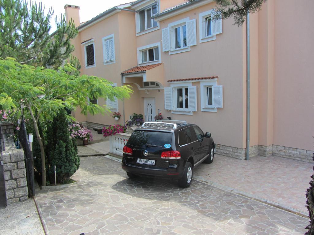 Apartments Dilja Malinska Buitenkant foto